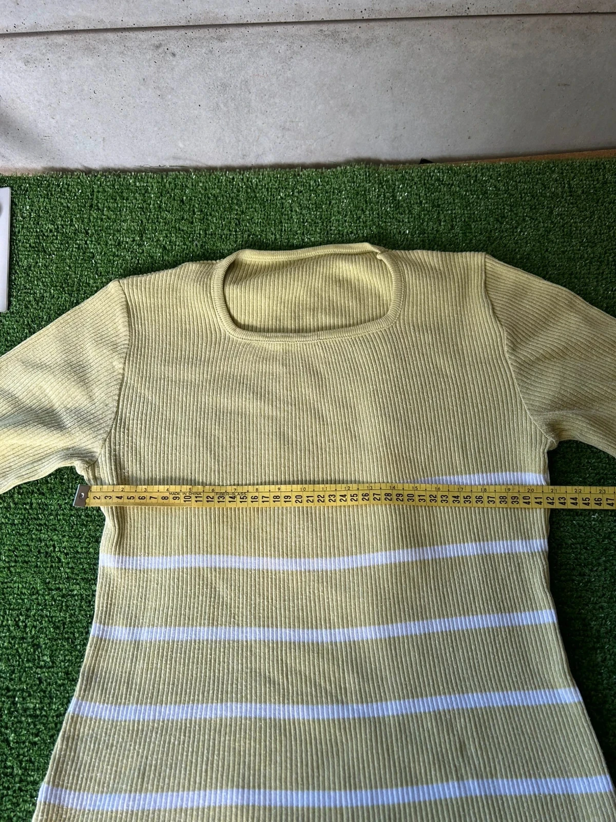 Camiseta verde manzana con rayas blancas – photo 6
